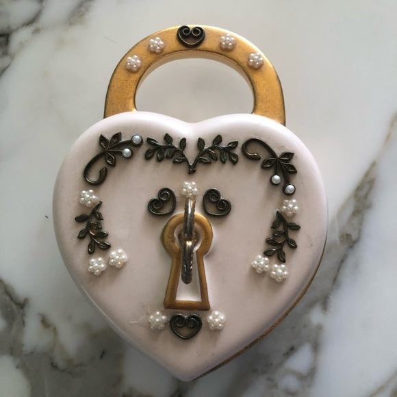 Vintage Other - Vintage Gold and Cream Heart Lock Decor